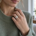 Wisteria - anello con moissanite ovale e corpo dell’anello a tralcio intrecciato