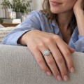 Corollina - anello con cluster rotondo di moissanite, halo e spalle con pavé