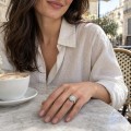Corollina - anello con cluster rotondo di moissanite, halo e spalle con pavé