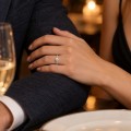 Juliette - anello di fidanzamento con moissanite rotonda e corpo dell’anello con pavé