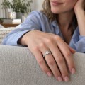 Juliette - anello di fidanzamento con moissanite rotonda e corpo dell’anello con pavé