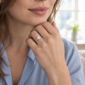 Posy - anello con moissanite marquise e pietre laterali a grappolo