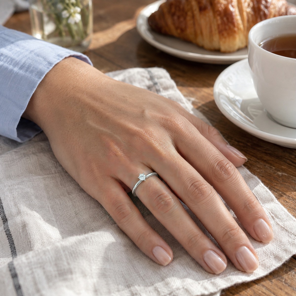 Lily - anello solitario con moissanite rotonda e incastonatura a tulipano