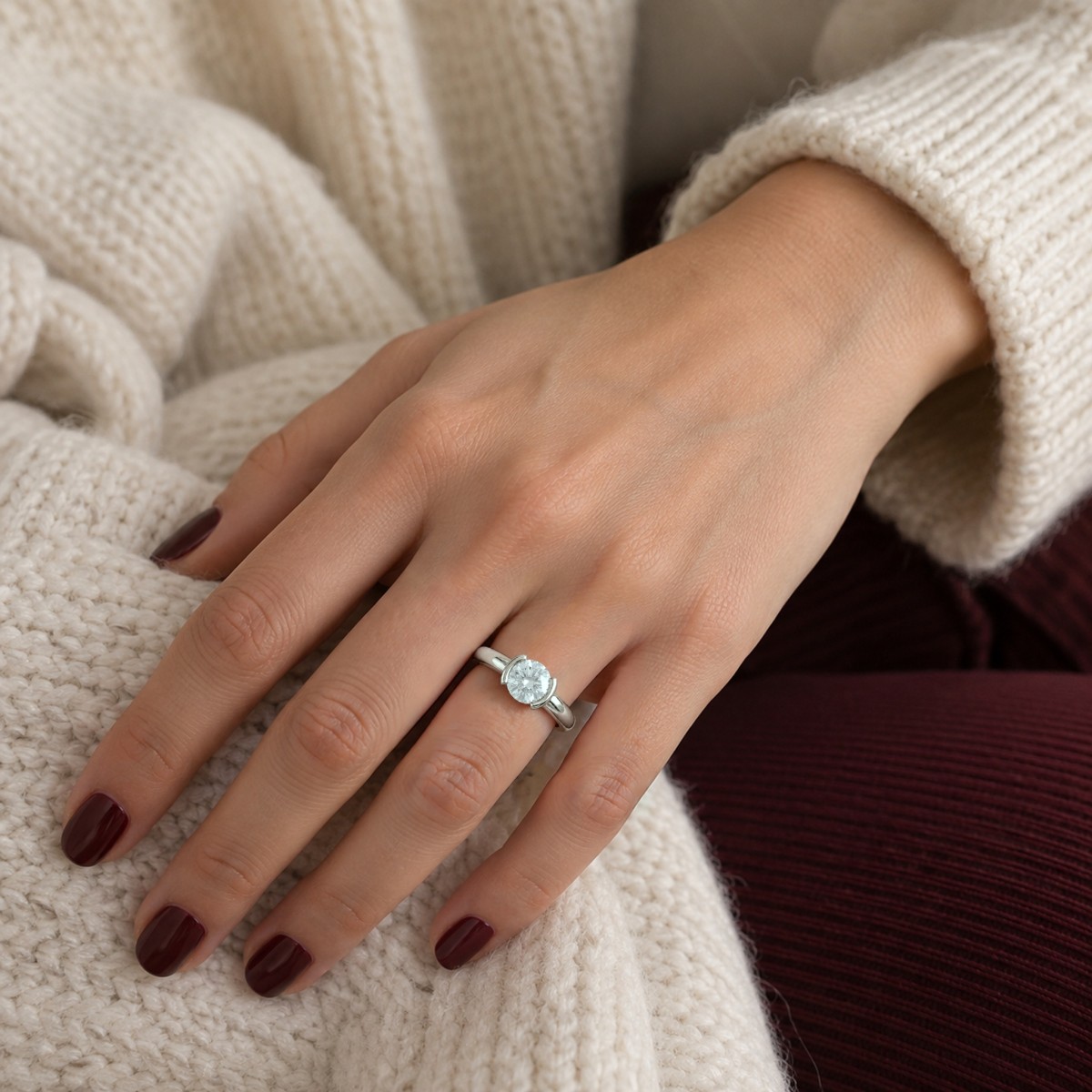 Demi - anello solitario con moissanite rotonda e incastonatura a semicastone