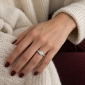 Demi - anello solitario con moissanite rotonda e incastonatura a semicastone