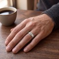 Horizon - fede nuziale da uomo con moissanite e bordi in pavé