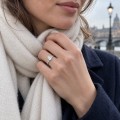 Estelle - anello con moissanite taglio a goccia e pietre laterali sparse
