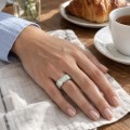 Devotion - anello eternity a tutto giro con moissanite con taglio smeraldo e incastonature a castone
