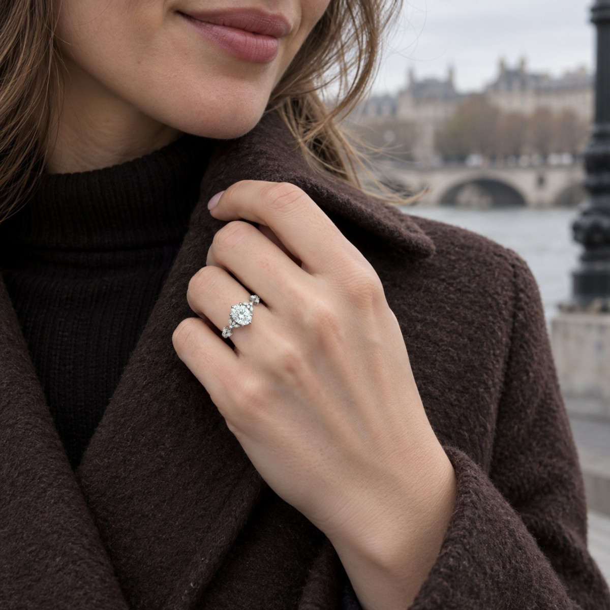 Sylvaine - anello di fidanzamento con moissanite ovale, gruppi di pietre marquise a motivo di foglia e gambo sdoppiato