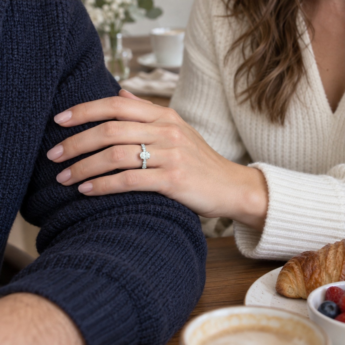 Constella - anello di fidanzamento con moissanite ovale e pietre laterali sparse