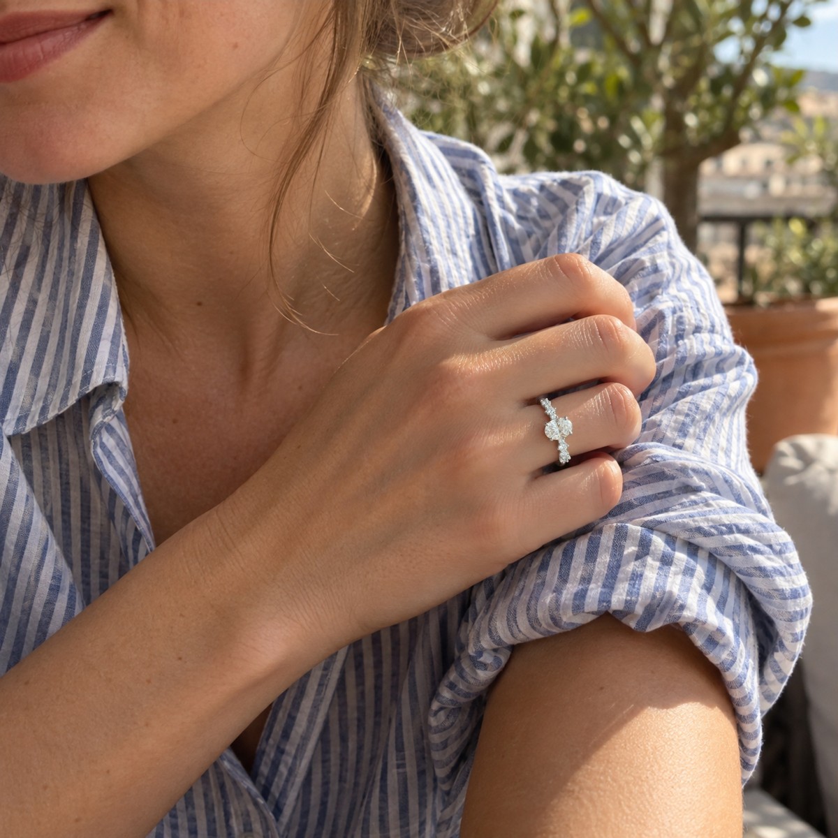 Constella - anello di fidanzamento con moissanite ovale e pietre laterali sparse