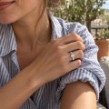 Constella - anello di fidanzamento con moissanite ovale e pietre laterali sparse