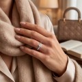 Astra - anello con moissanite, pietre laterali in pavé e halo nascosto