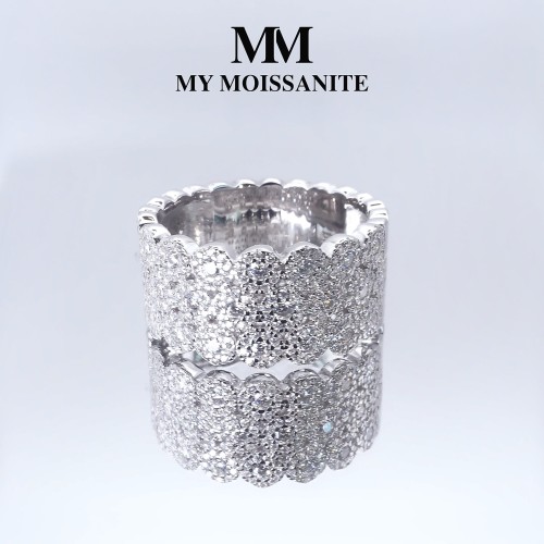 Cresta - anello di fidanzamento a fascia larga con moissanite e pavé