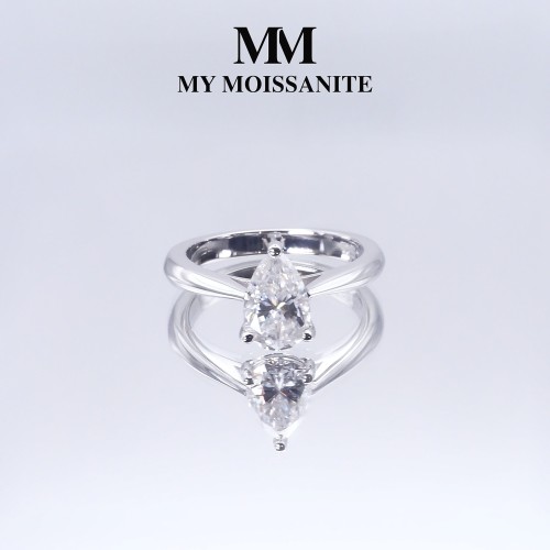 Larissa - anello solitario con moissanite a goccia
