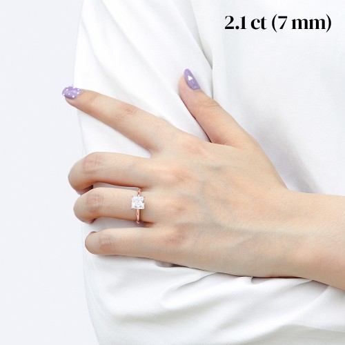 Iris – anello solitario con moissanite dal taglio princess