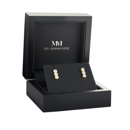 Tri-Bezel - orecchini a lobo con moissanite e incastonatura a castone