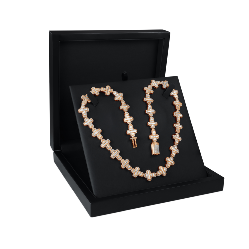 Virtuoso - catena con croce ornata di moissanite con taglio smeraldo e pavé, con chiusura d’effetto
